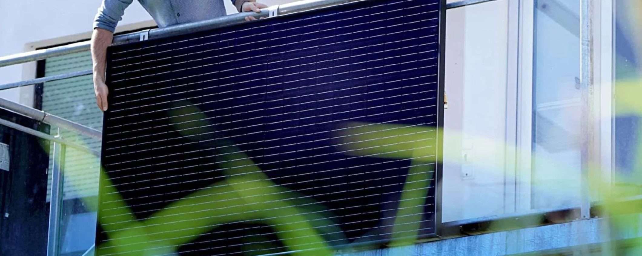 Fotovoltaico plug and play: attacca la spina, inizia a RISPARMIARE (kit a 499€) Fotovoltaico plug and play: attacca la spina, inizia a RISPARMIARE (kit a 499€)