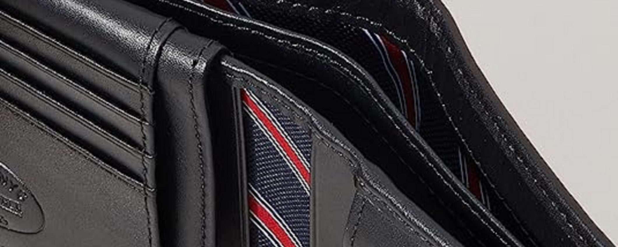 Portafoglio uomo Tommy Hilfiger a un prezzo veramente conveniente (-40%) Portafoglio uomo Tommy Hilfiger a un prezzo veramente conveniente (-40%)