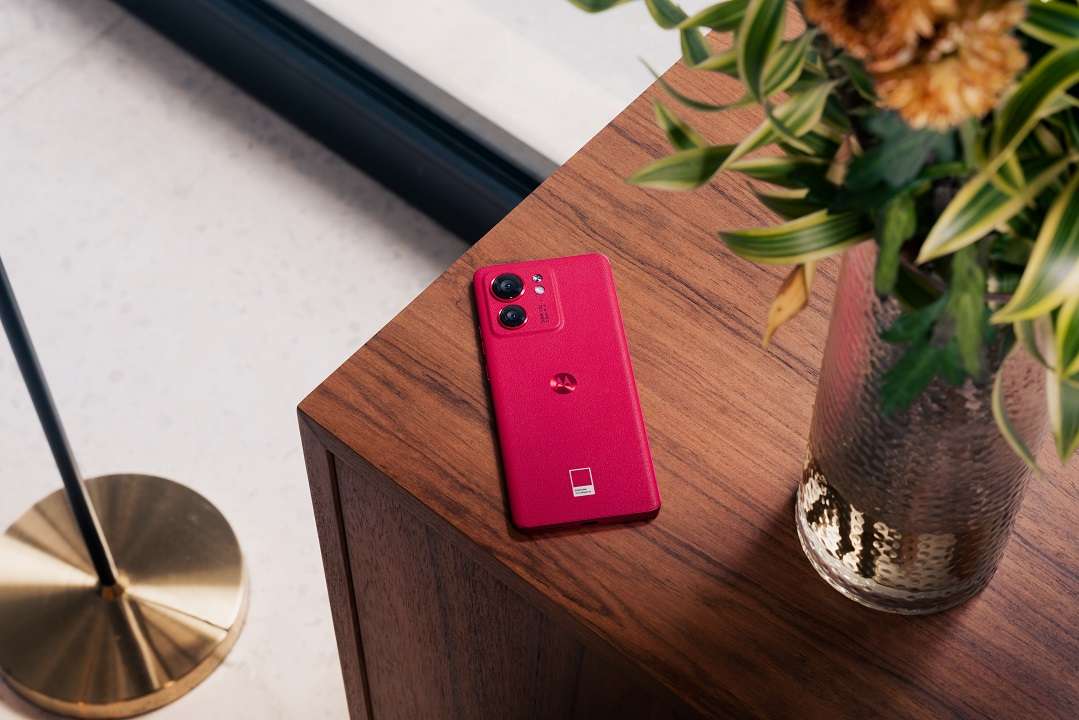 motorola_edge_40_edizione_Viva_Magenta