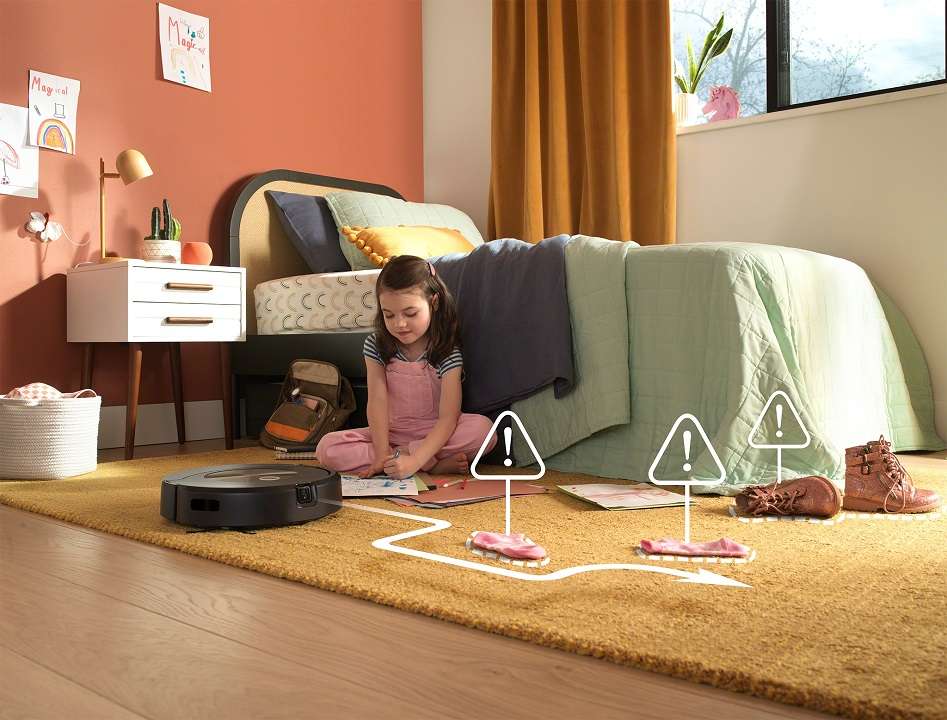 L’aspirapolvere robot più potente e intelligente di iRobot, Roomba j9+, è progettato per pulire a fondo le case più grandi e quelle con animali domestici. Sulla base di anni di ricerche sulla pulizia dei pavimenti, è stato progettato e dotato di una potenza di aspirazione superiore del 100%3 e di una batteria di maggiore durata5, oltre che di un maggior numero di funzioni per animali domestici rispetto a qualsiasi altro aspirapolvere robot. Grazie alla tecnologia Carpet Boost, al sistema di pulizia a 3 fasi e alle doppie spazzole in gomma, Roomba j9+ rileva automaticamente il tipo di pavimento e regola la potenza pulente in modo da rimuovere perfettamente polvere, sporco e peli di animali domestici, anche dai tappeti. Una volta terminata la pulizia, Roomba j9+ ritorna nella piccola ed elegante Clean Base con sistema di smaltimento automatico dello sporco, dove si svuota automaticamente per un massimo di due mesi. Come Roomba Combo j9+, la tecnologia Dirt Detective consente a Roomba j9+ di analizzare le preferenze, le mappe e le tempistiche delle precedenti pulizie, in modo da poter dare automaticamente priorità alle stanze che necessitano di maggiore attenzione e personalizzare le impostazioni, come l’aspirazione e il numero di passaggi di pulizia, stanza per stanza. Grazie al sistema operativo iRobot OS 7.0 e alla tecnologia Imprint® Smart Mapping, Roomba Combo j9+ e Roomba j9+ comprendono più comandi vocali rispetto ad altri aspirapolvere robot. I clienti possono associare il loro robot ad Alexa, Google Assistant o Siri6 e indicare al robot di pulire stanze specifiche o precisamente vicino ad oggetti come divani, banconi, tavoli da pranzo o fornelli. Grazie al sistema di navigazione PrecisionVision, Roomba Combo j9+ e Roomba j9+ sono anche in grado di identificare esattamente cosa c’è davanti a loro e sapere se ci sono oggetti da evitare. Riconosce cavi, ciotole, giocattoli, anche quelli per animali domestici, le lettiere, i gatti, i cani e i loro involontari “bisogni” solidi. La promessa P.O.O.P. (Pet Owner’s Official Promise)7 di iRobot garantisce la sostituzione del prodotto nel caso in cui il robot accidentalmente passi sopra i “pasticci” lasciati sul pavimento dagli animali domestici. 