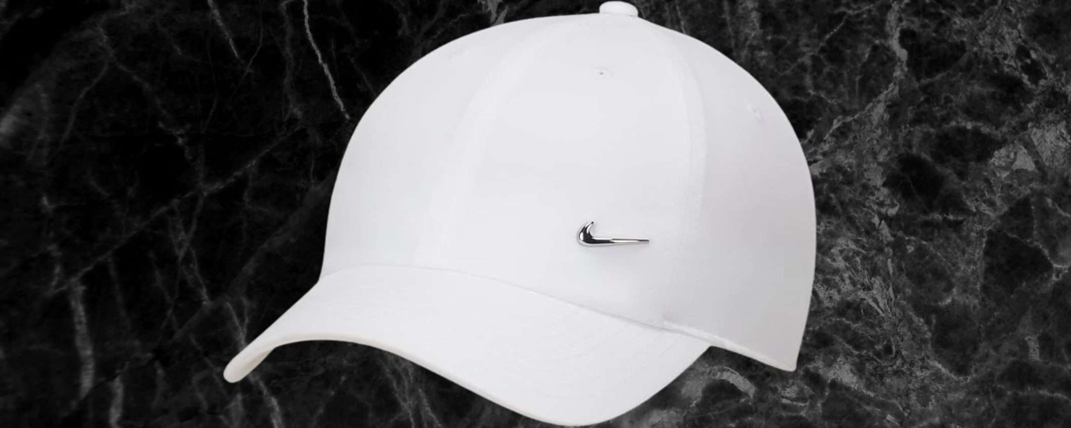 Nike, cappello con visiera a 11€: sconto 52% e prezzo SBRICIOLATO Nike, cappello con visiera a 11€: sconto 52% e prezzo SBRICIOLATO