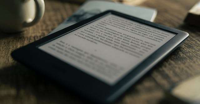 Kindle vs Kindle Paperwhite tutte le differenze
