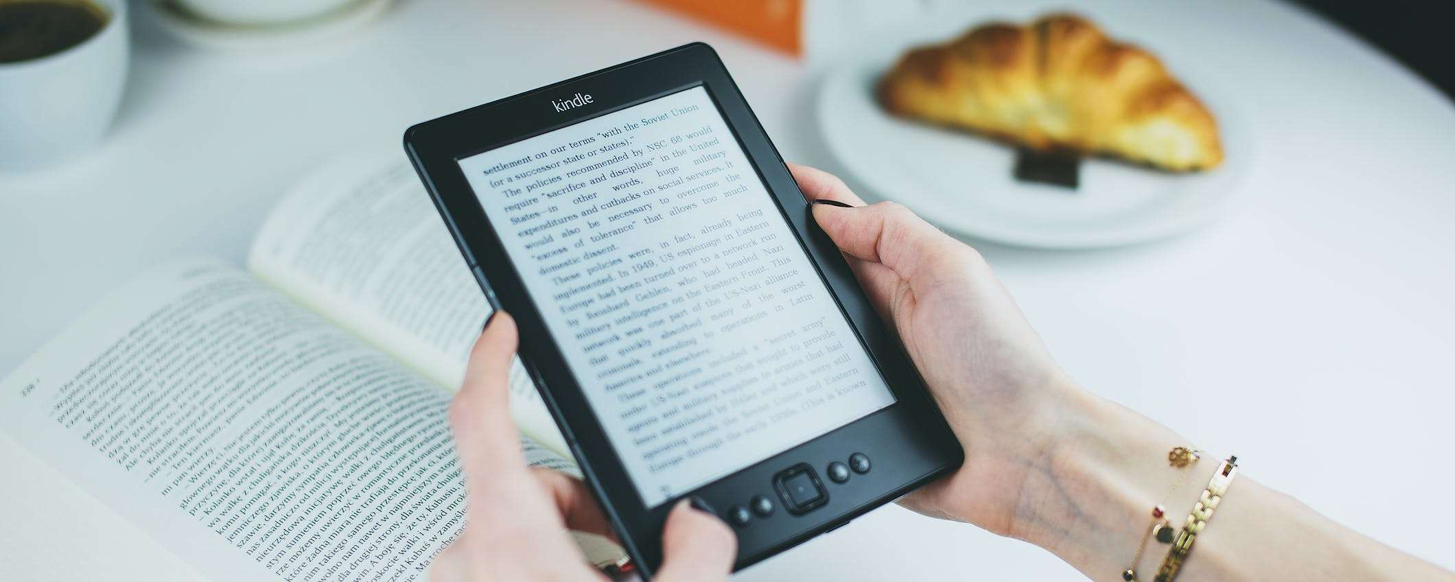 Kindle vs Kindle Paperwhite tutte le differenze