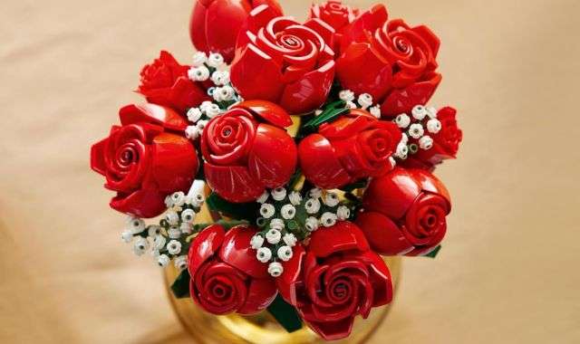 LEGO anticipa San Valentino: è in arrivo il bouquet di rose