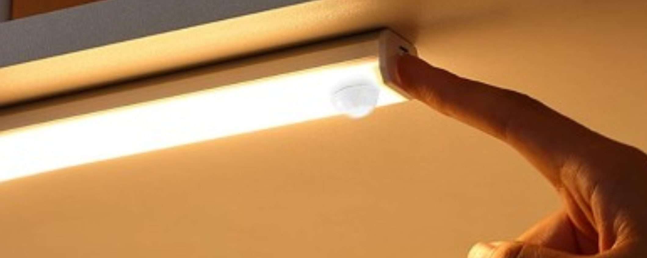 Luce in barra a 5,99€: WIRELESS, automatica e super VERSATILE (Amazon) Luce in barra a 5,99€: WIRELESS, automatica e super VERSATILE (Amazon)