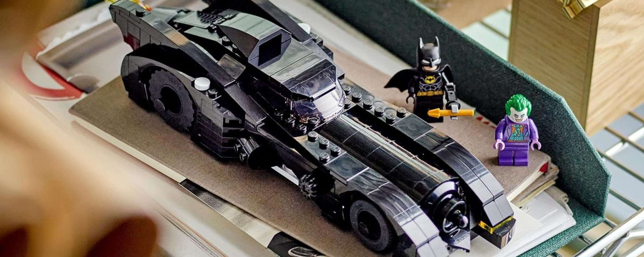 LEGO Batmobile con Batman e Joker: prezzo CROLLATO su Amazon (-30%)