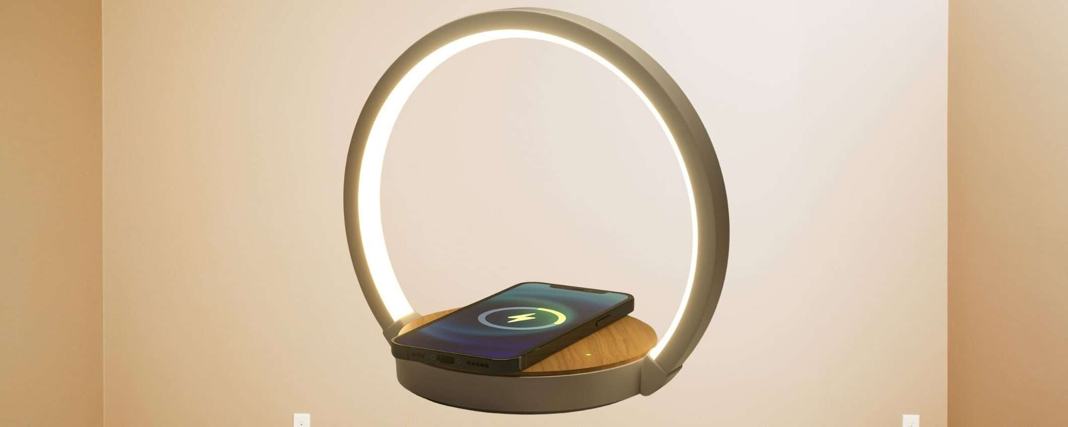 Lampada da comodino con ricarica wireless: ORIGINALE e in doppio sconto Lampada da comodino con ricarica wireless: ORIGINALE e in doppio sconto