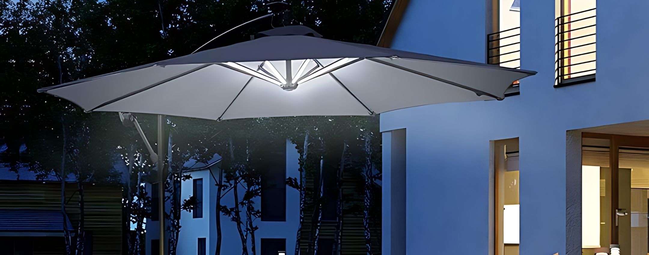 Ombrellone da giardino con LED a energia solare al 50% su Amazon (COUPON