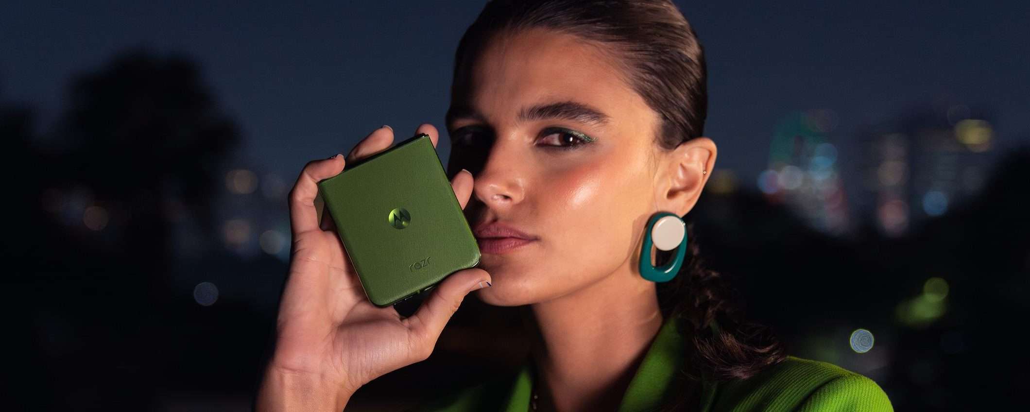 Motorola prepara uno smartphone pieghevole con cerniera motorizzata Motorola prepara uno smartphone pieghevole con cerniera motorizzata