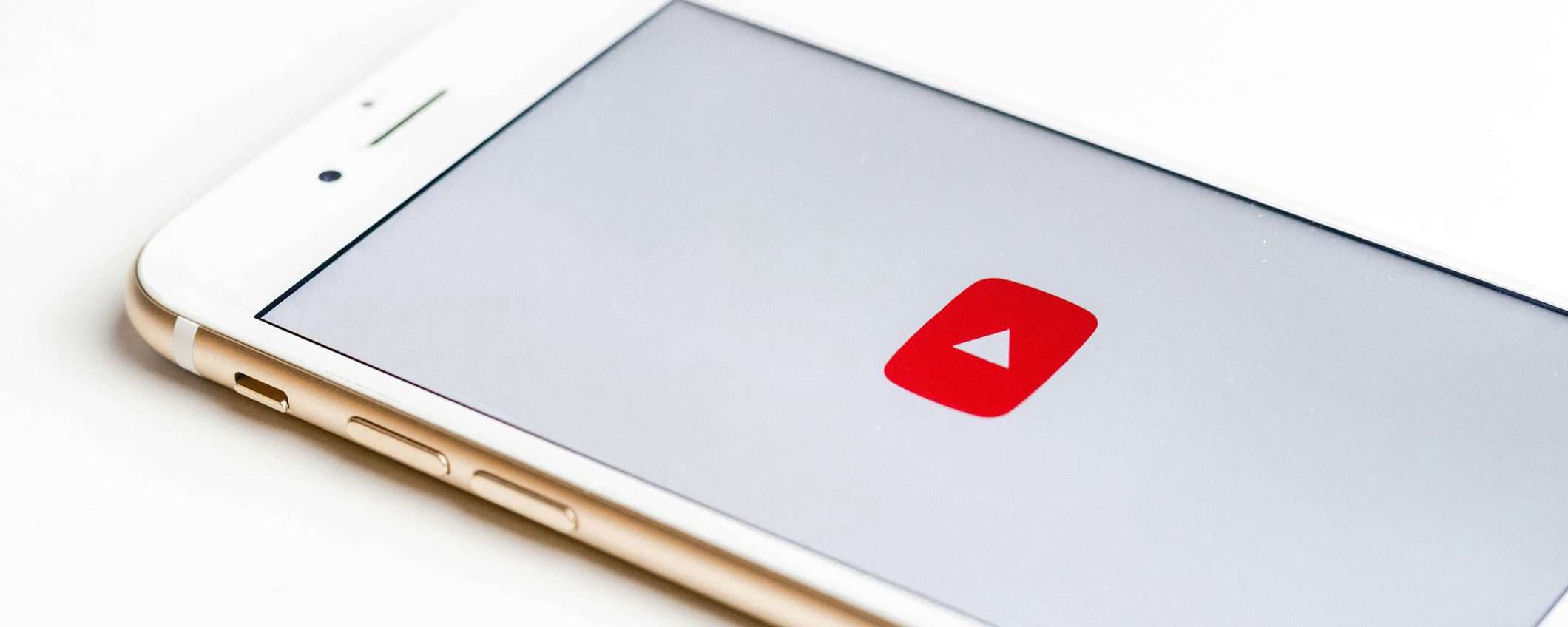 YouTube frena la disinformazione: arrivano le note pubblicate dagli utenti YouTube frena la disinformazione: arrivano le note pubblicate dagli utenti