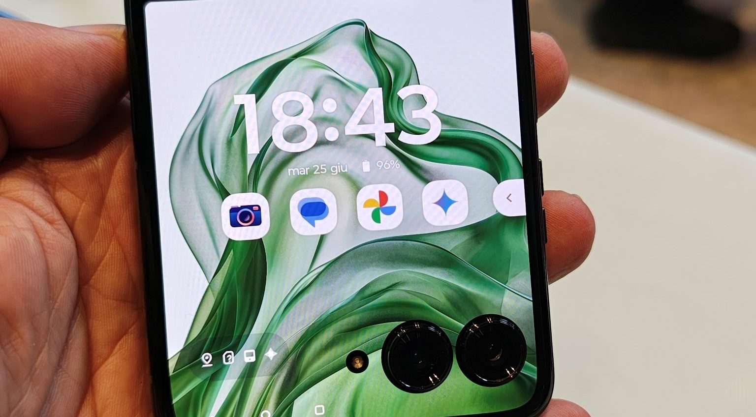 Motorola Moto razr 50 Ultra: il miglior flip si migliora ancora Motorola Moto razr 50 Ultra: il miglior flip si migliora ancora