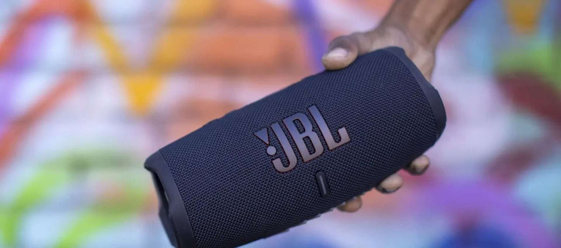 Bassi potenti e tanta autonomia: il JBL Charge 5 è in offerta con il 37% di scono Bassi potenti e tanta autonomia: il JBL Charge 5 è in offerta con il 37% di scono