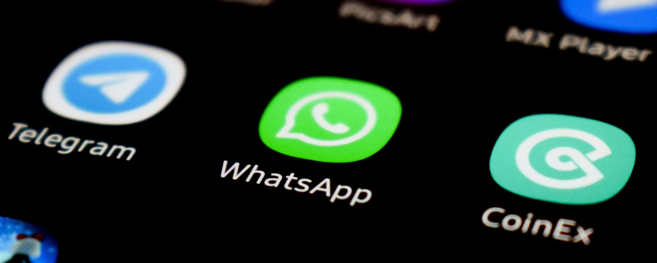WhatsApp copia AirDrop: si potrà condividere file con tutti, senza rete WhatsApp copia AirDrop: si potrà condividere file con tutti, senza rete