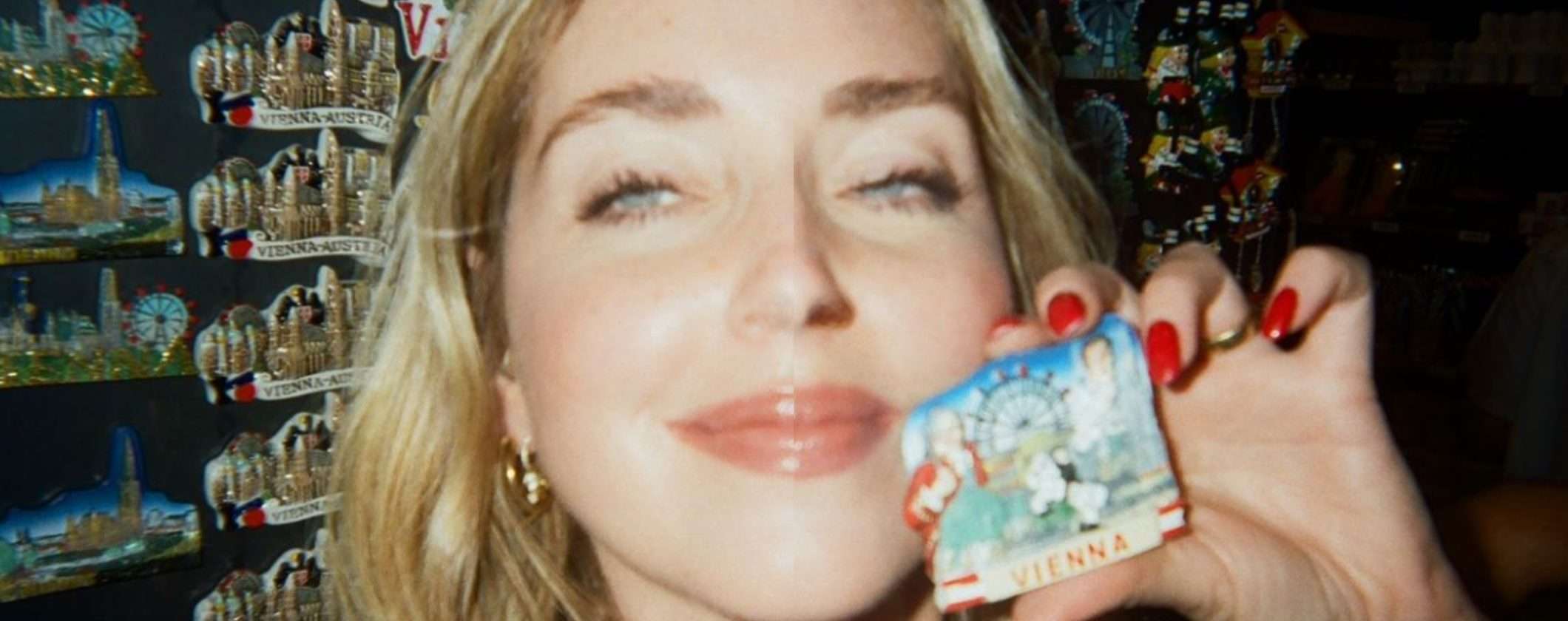 Chiara Ferragni abbandona lo smartphone: solo macchina fotografica Chiara Ferragni abbandona lo smartphone: solo macchina fotografica