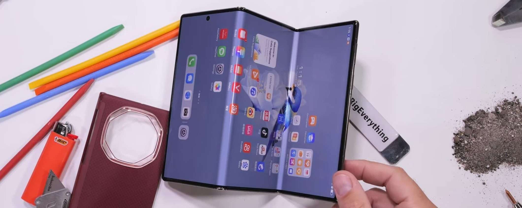 Huawei Mate XT: basta un'unghia per graffiare il display - VIDEO Huawei Mate XT: basta un'unghia per graffiare il display - VIDEO