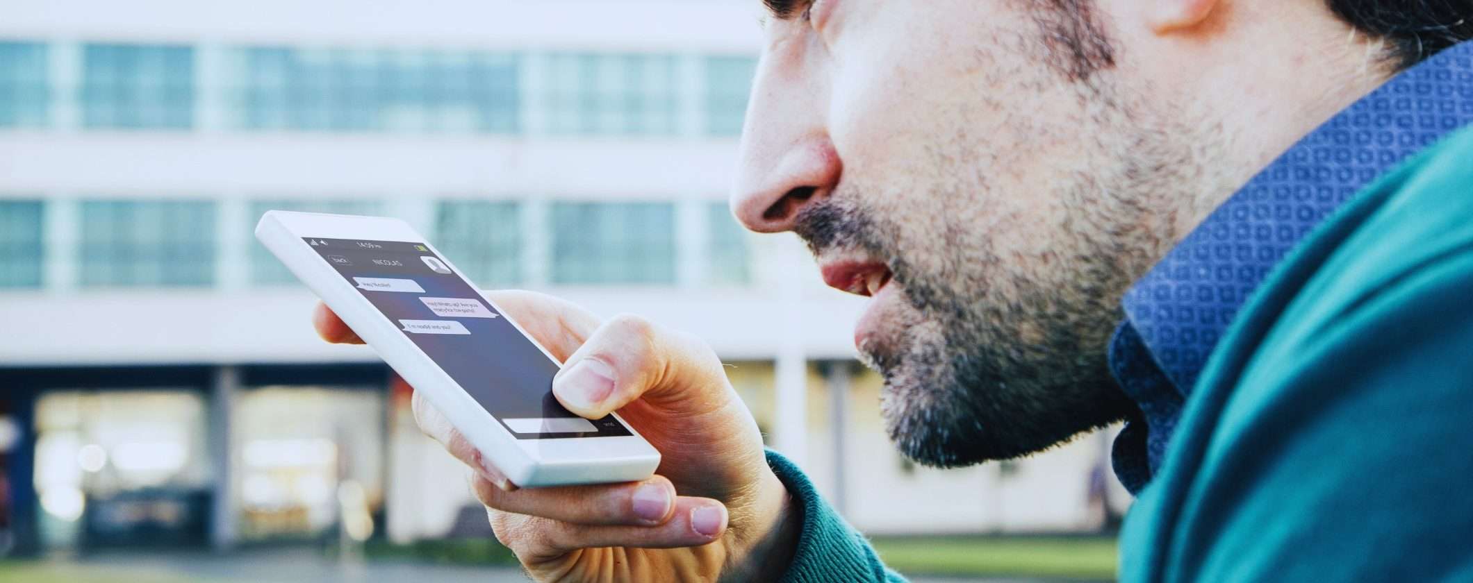Voice Cloning: adesso l'IA clona le voci per truffarti Voice Cloning: adesso l'IA clona le voci per truffarti
