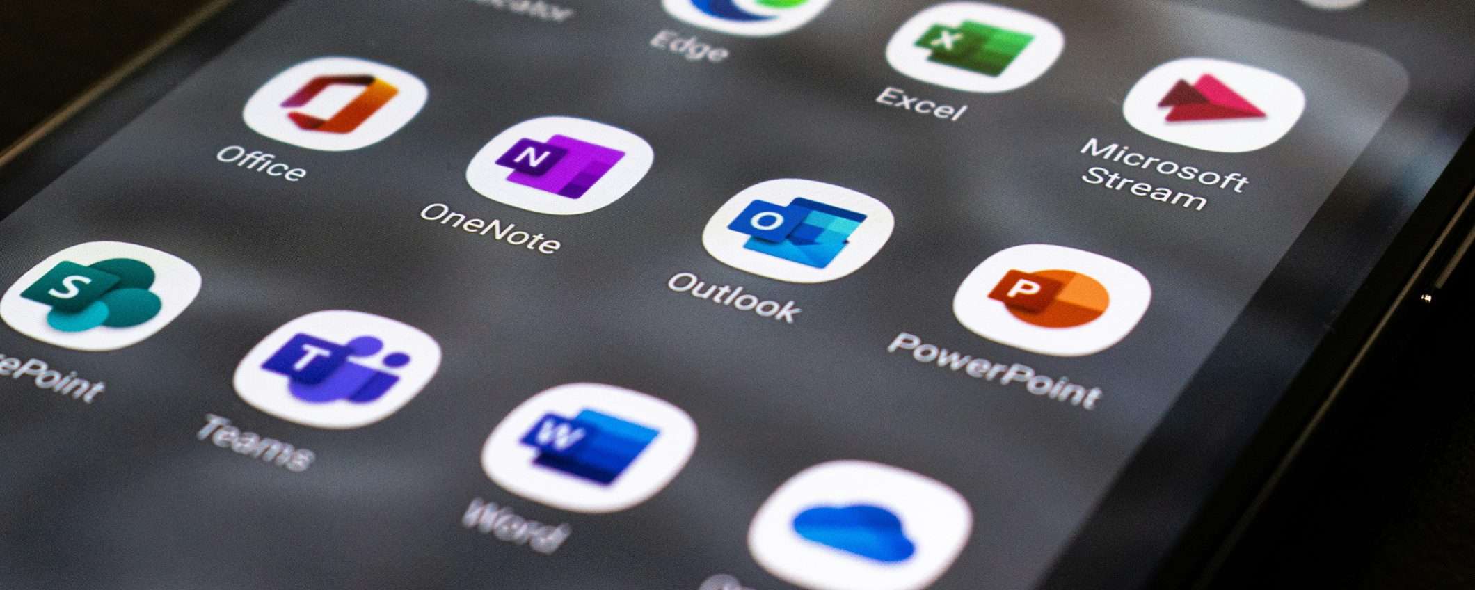 Microsoft smentisce le accuse: non utilizza i dati degli utenti per addestrare l'AI Microsoft smentisce le accuse: non utilizza i dati degli utenti per addestrare l'AI