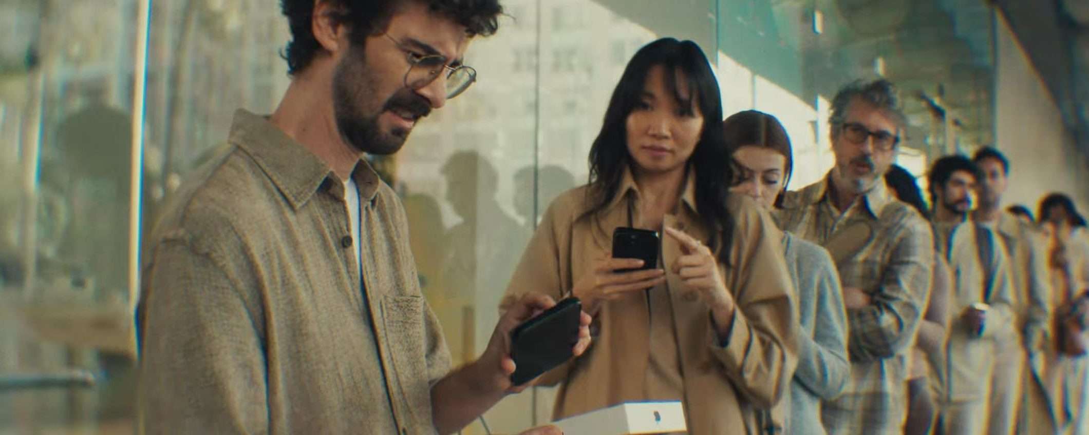 Samsung: il nuovo spot contro Apple è un autogol clamoroso Samsung: il nuovo spot contro Apple è un autogol clamoroso