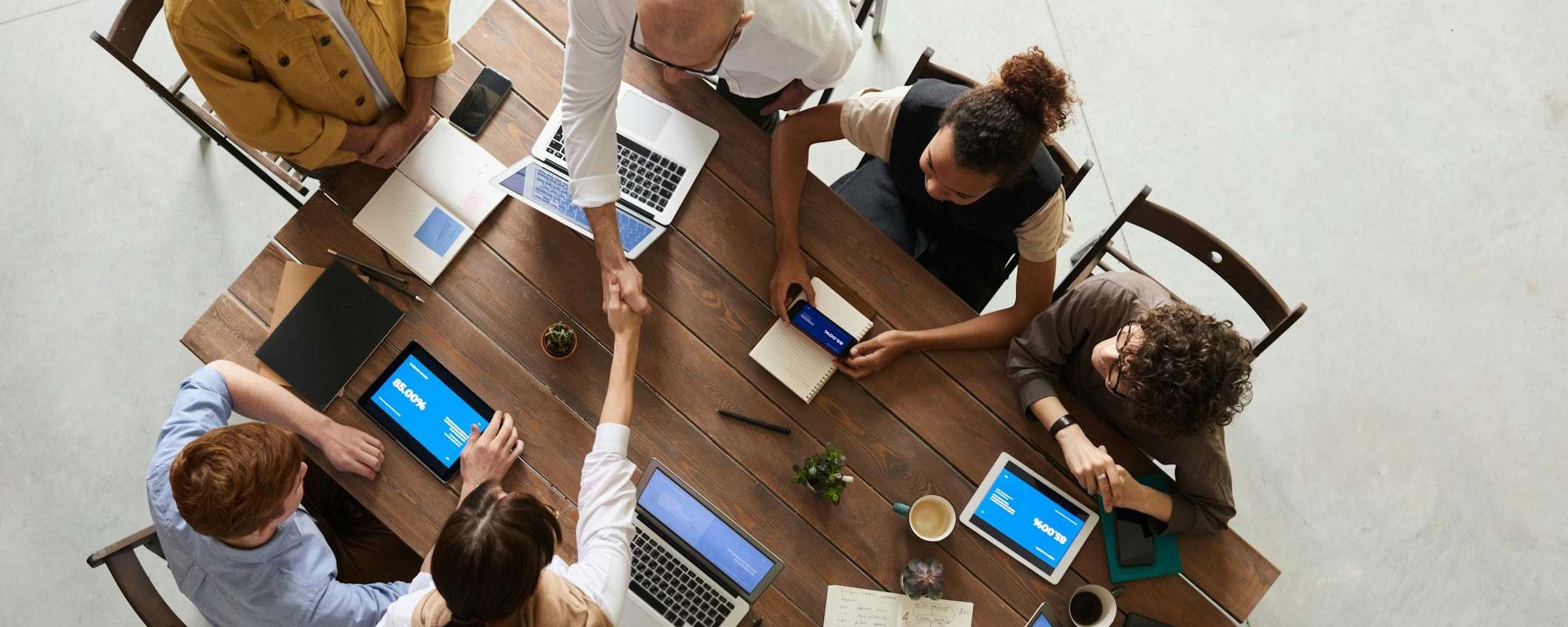 I 5 migliori strumenti AI per appunti da integrare su Google Meet I 5 migliori strumenti AI per appunti da integrare su Google Meet