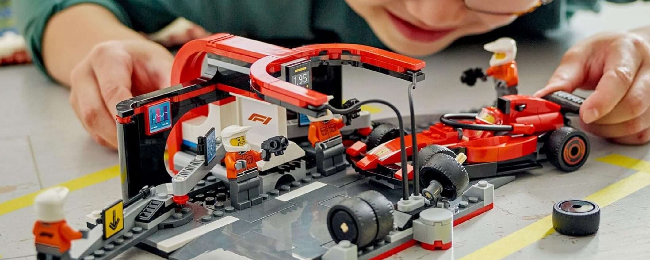 Il set LEGO F1 Pit Stop con meccanici e Ferrari è in offerta su Amazon Il set LEGO F1 Pit Stop con meccanici e Ferrari è in offerta su Amazon