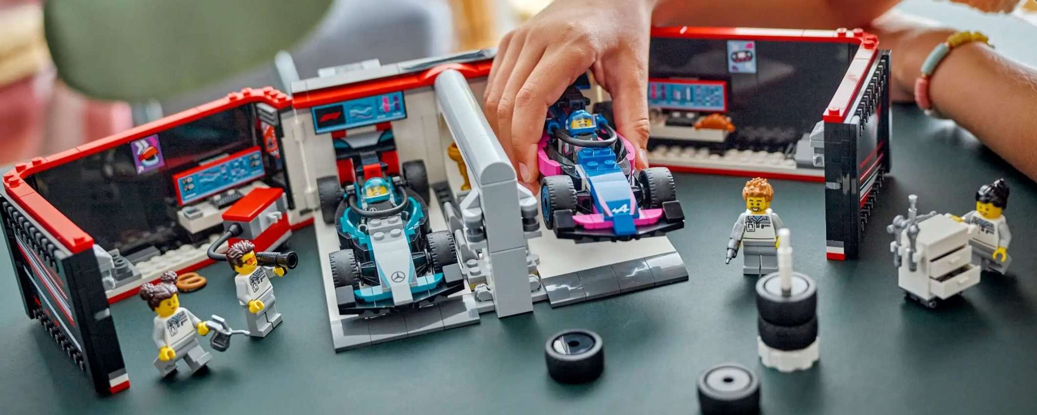 Il set LEGO F1 Garage con monoposto Mercedes e Alpine è in offerta su Amazon (-19%) Il set LEGO F1 Garage con monoposto Mercedes e Alpine è in offerta su Amazon (-19%)
