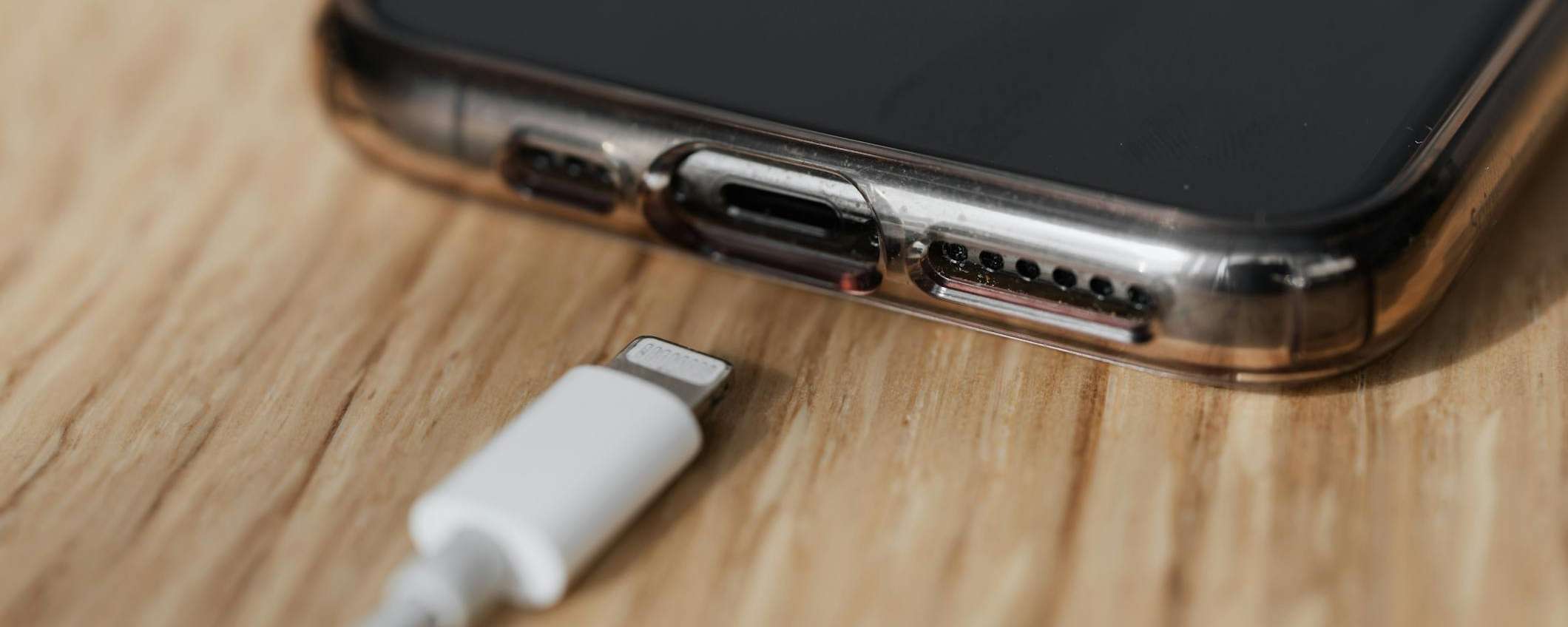 Caricare lo smartphone durante la notte non è una buona idea come sembra Caricare lo smartphone durante la notte non è una buona idea come sembra