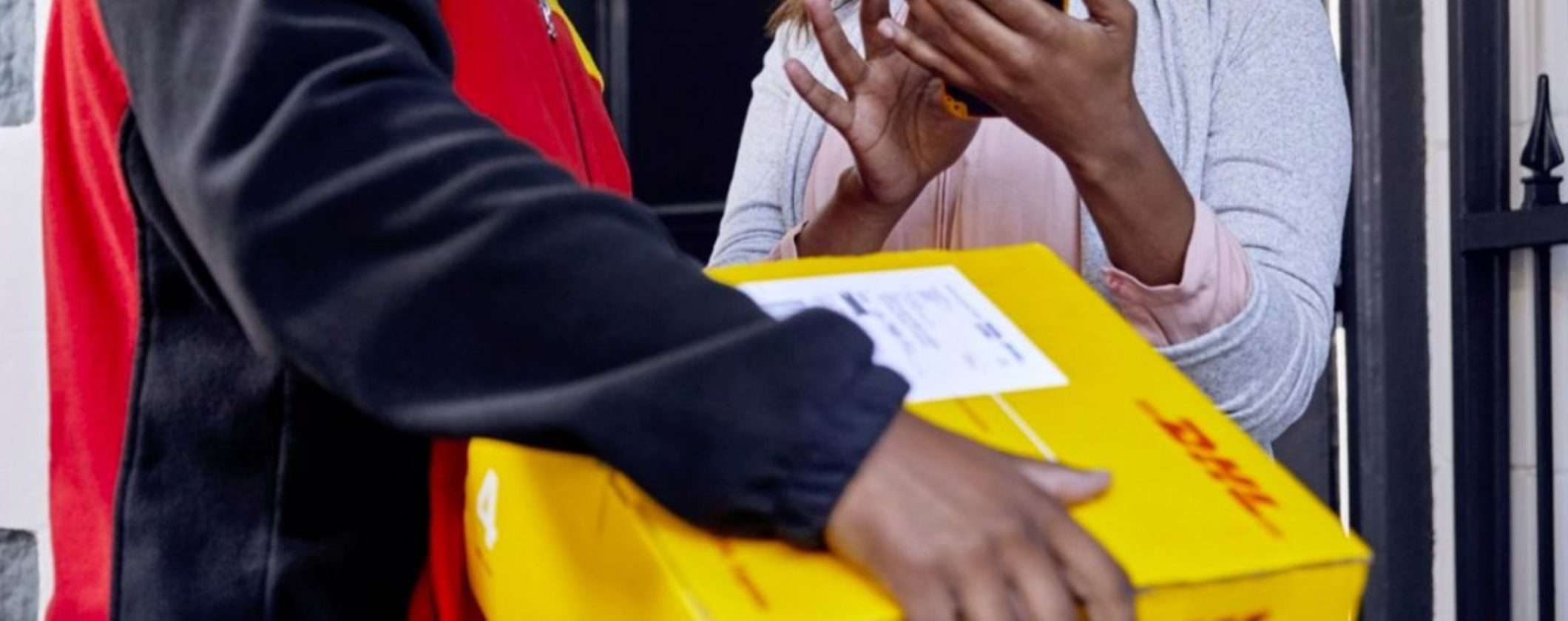 DHL, pacco sospeso: attenzione alla truffa email DHL, pacco sospeso: attenzione alla truffa email
