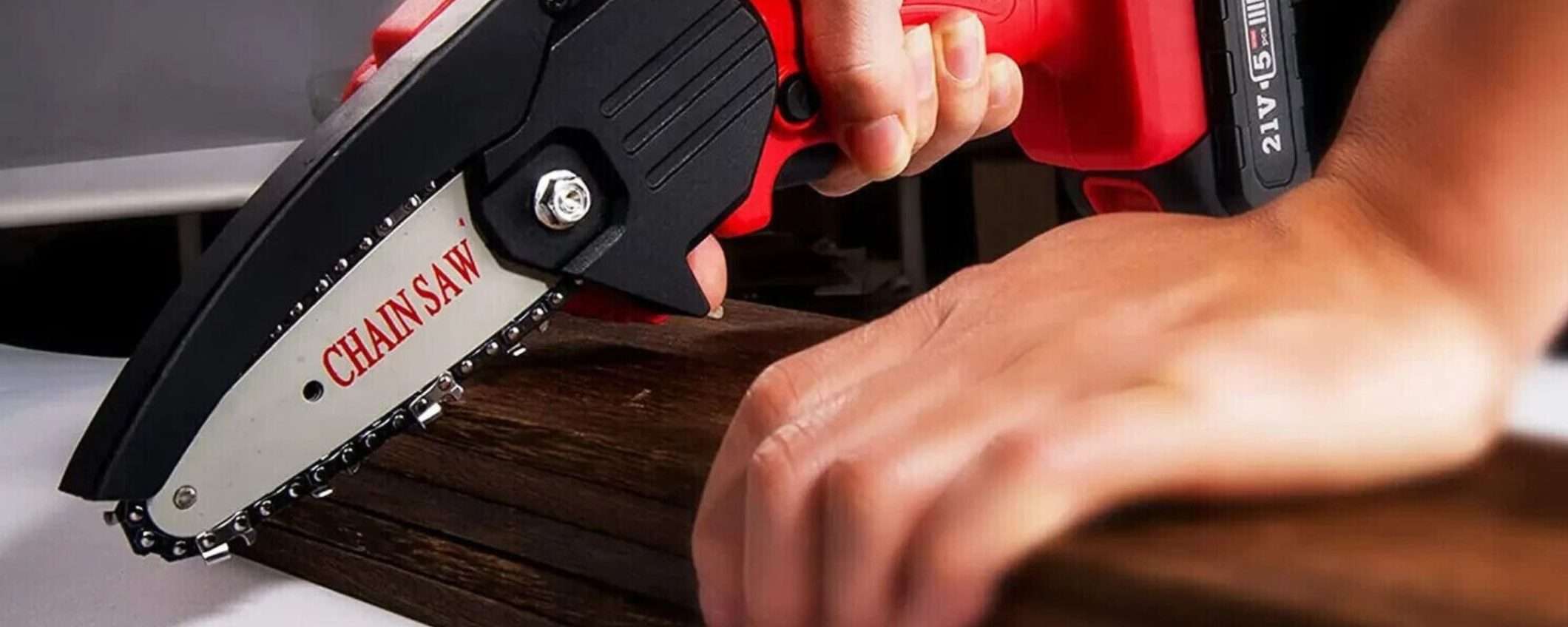 Motosega a 24€: compatta e POTENTE, due batterie e custodia inclusi Motosega a 24€: compatta e POTENTE, due batterie e custodia inclusi