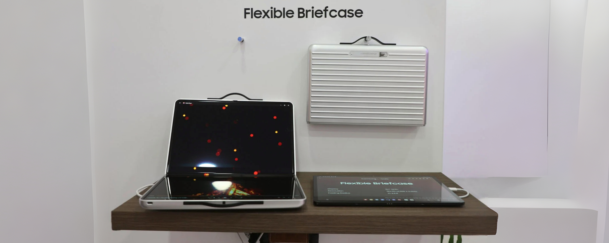 Samsung stupisce tutti con il laptop pieghevole che diventa una valigetta Samsung stupisce tutti con il laptop pieghevole che diventa una valigetta