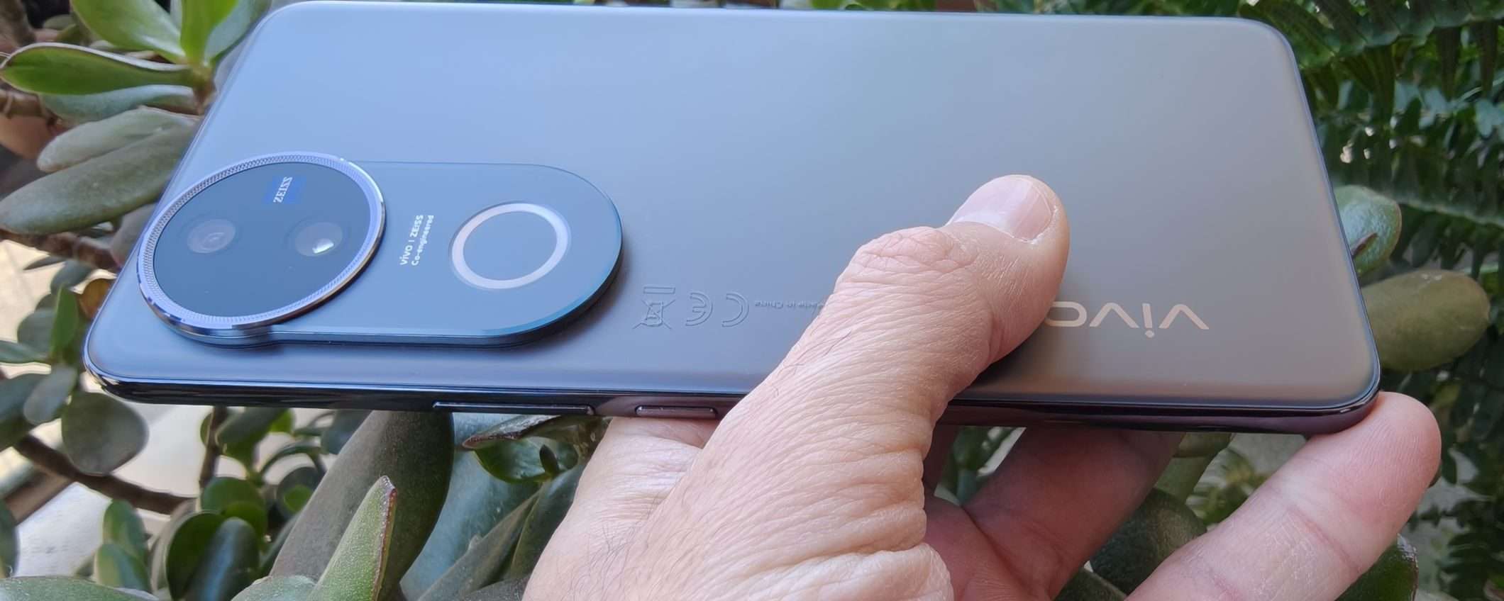 vivo V50: la fascia media ha il suo camera phone (recensione) vivo V50: la fascia media ha il suo camera phone (recensione)