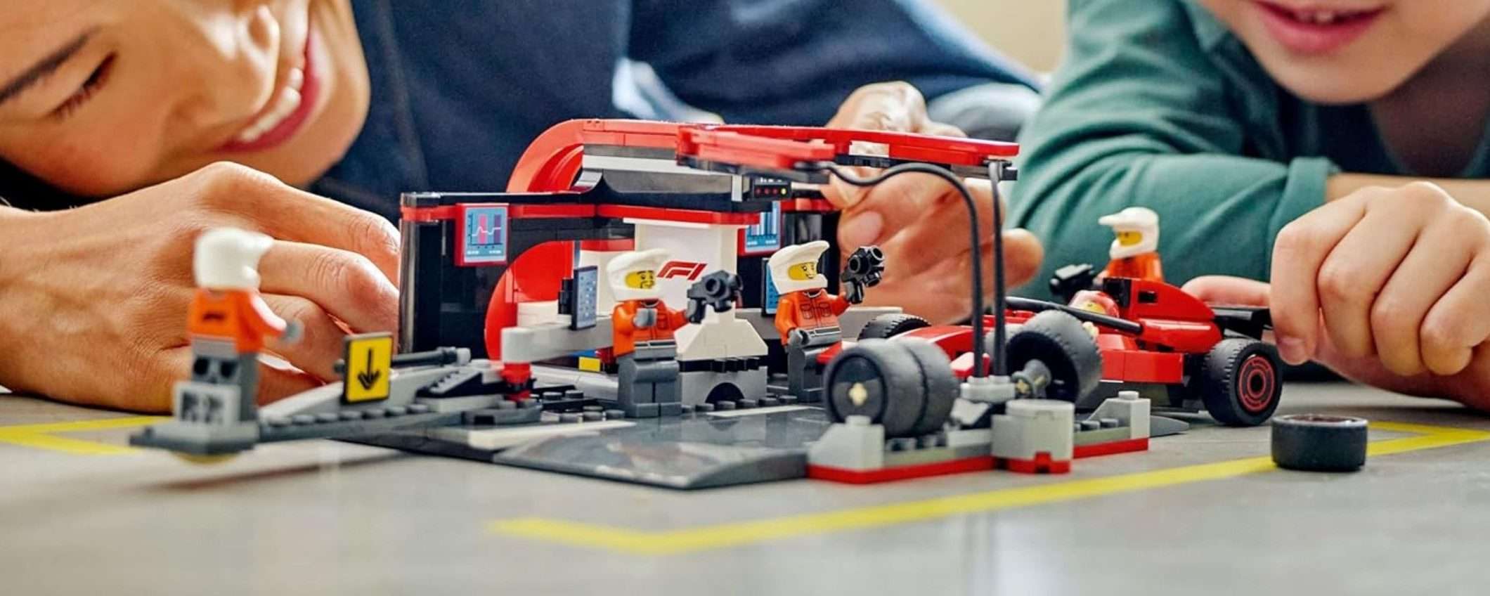 Idea regalo per Pasqua? Il set LEGO City Pit Stop e Meccanici con monoposto Ferrari Idea regalo per Pasqua? Il set LEGO City Pit Stop e Meccanici con monoposto Ferrari