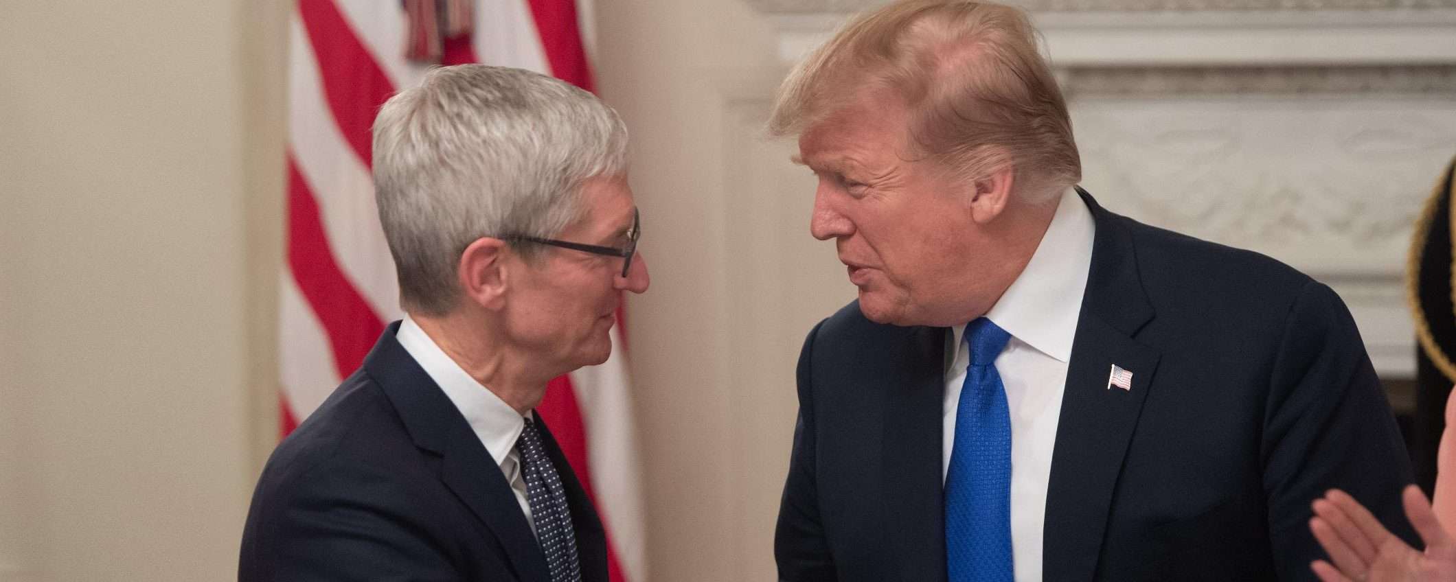Tim Cook nel mirino di Donald Trump: 