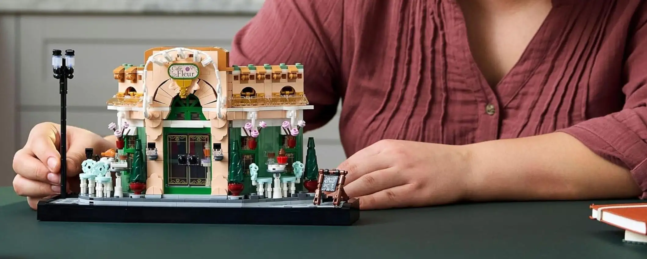 Set LEGO Cafè Francese in offerta: costruisci il tuo piccolo angolo di Parigi Set LEGO Cafè Francese in offerta: costruisci il tuo piccolo angolo di Parigi