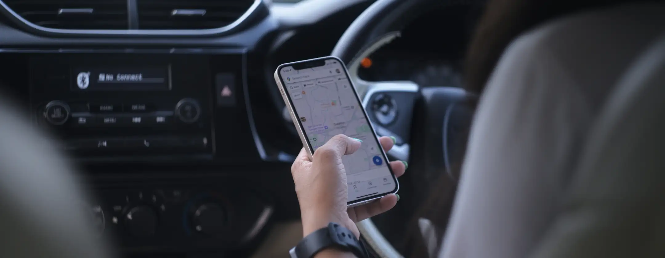 Smartphone in auto? Ecco come utilizzarlo senza rischiare multe o patente