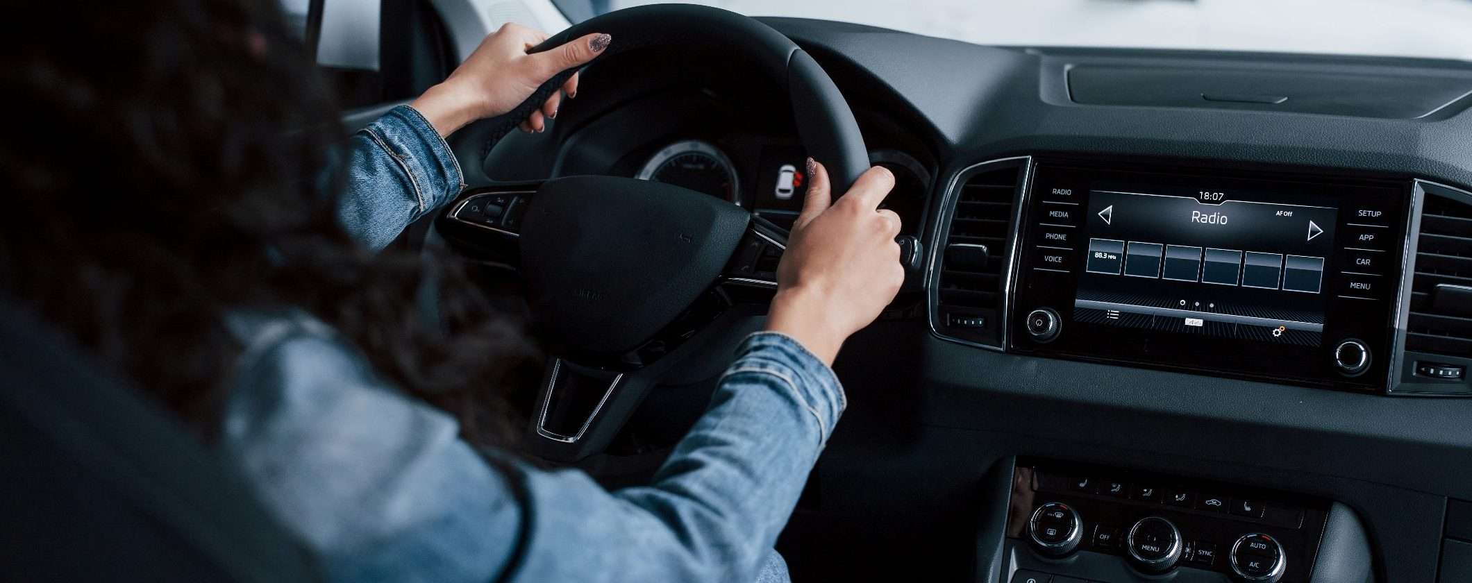 Molti italiani potrebbero trovarsi senza poter più ascoltare la radio in auto Molti italiani potrebbero trovarsi senza poter più ascoltare la radio in auto