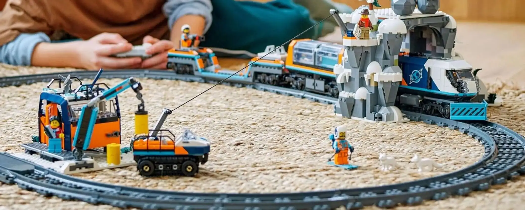 Trenino LEGO telecomandato con 22 binari, gru e spazzaneve: set in SCONTO Amazon