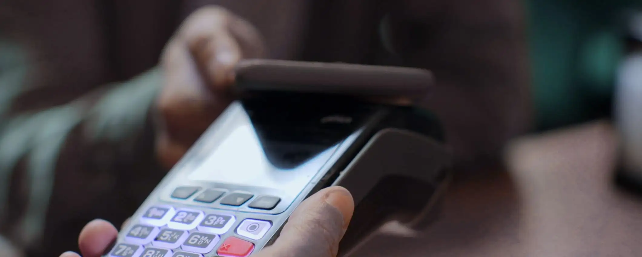 Truffa del POS nascosto anche in Italia: ecco come non farsi rubare denaro Truffa del POS nascosto anche in Italia: ecco come non farsi rubare denaro