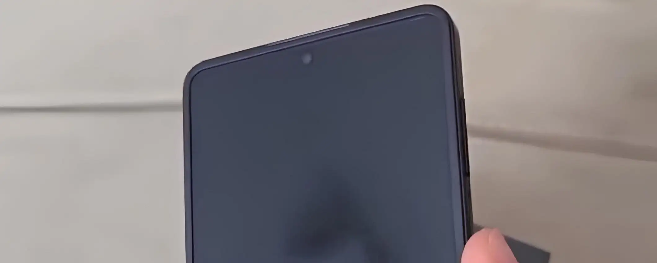 Samsung Galaxy Z Flip 7: la piega del display è invisibile nel nuovo video Samsung Galaxy Z Flip 7: la piega del display è invisibile nel nuovo video
