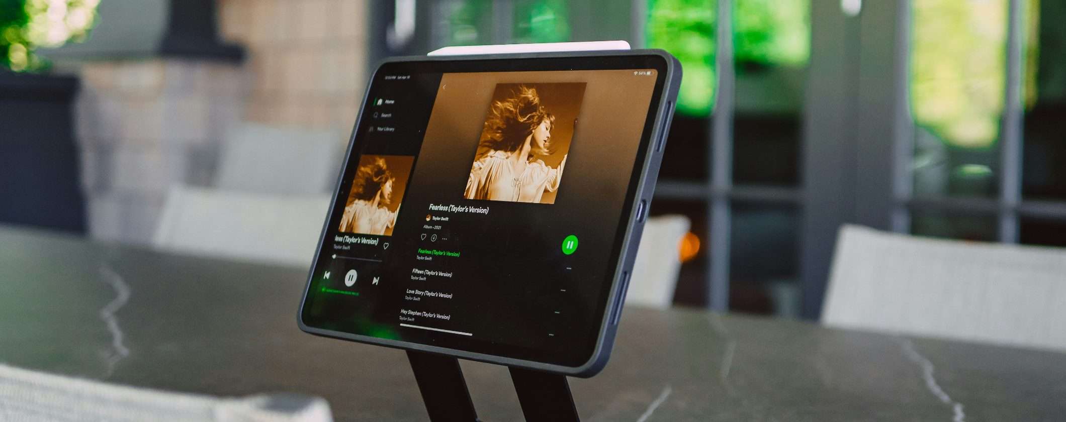 Spotify sotto accusa: pubblicate senza consenso canzoni AI di artisti morti