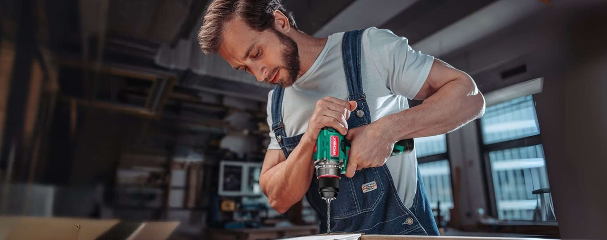 Trapano avvitatore a batteria con accessori inclusi per ogni tipo di lavoro