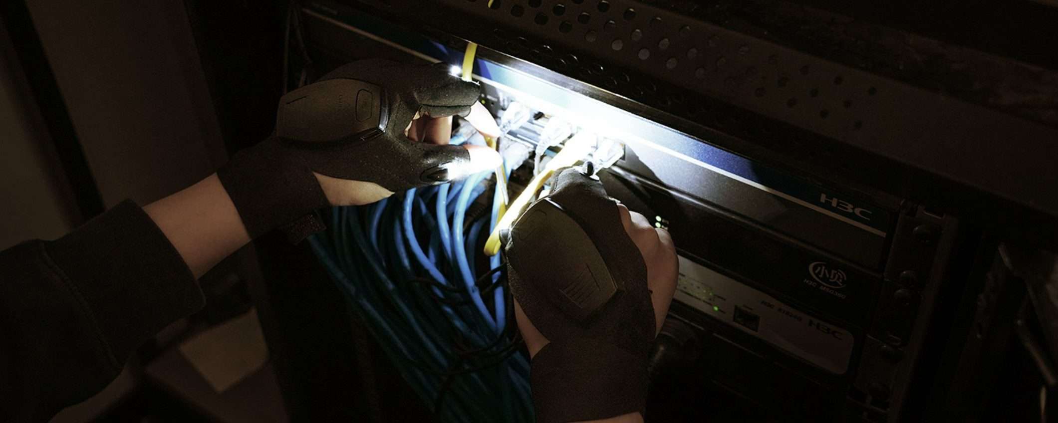 I guanti da lavoro con luce INTEGRATA sono un MUST su Amazon: costano POCHISSIMO