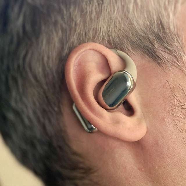 Il design open-ear degli auricolari wireless Xiaomi OpenWear Stereo Pro
