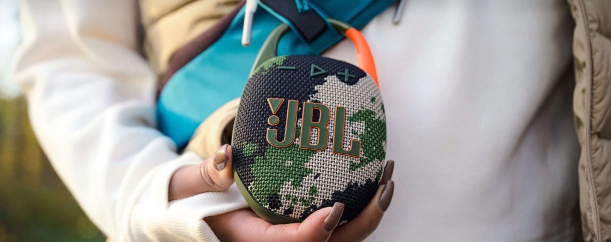 JBL Clip 5: l'epico speaker Bluetooth portatile che agganci dove vuoi in promo al 21% JBL Clip 5: l'epico speaker Bluetooth portatile che agganci dove vuoi in promo al 21%