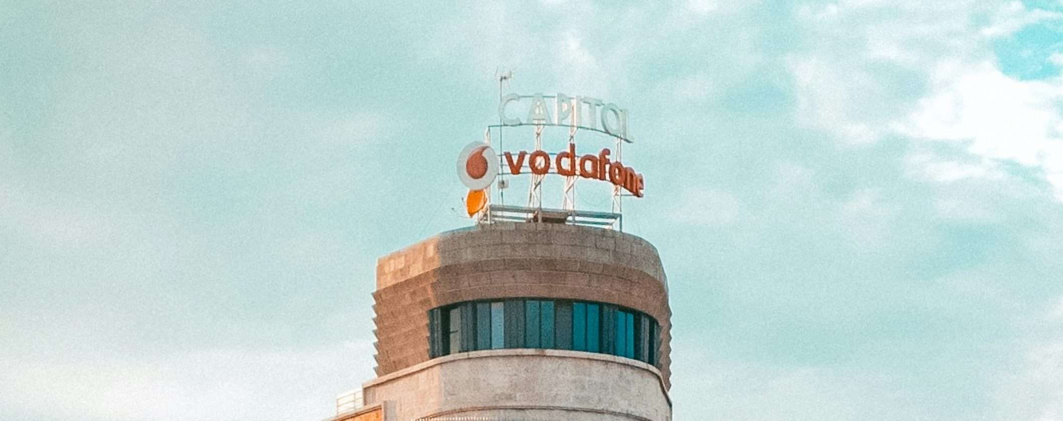 Vodafone, nuova stangata: aumenti fino a 3,99€ al mese per gli utenti mobile