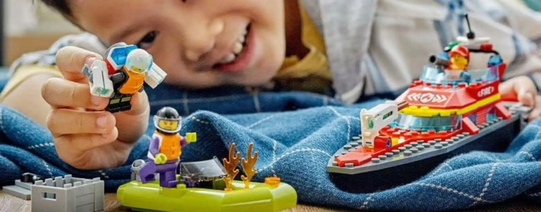 Set LEGO City in offerta: la barca antincendio galleggiante perfetta come idea regalo