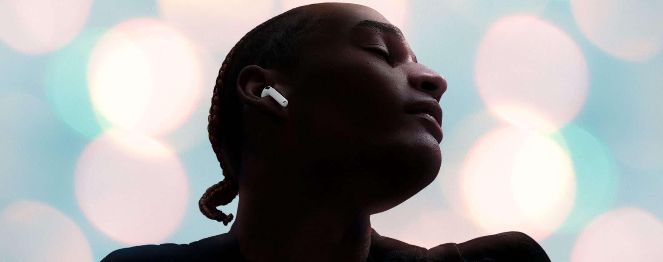 Apple AirPods 4 con audio spaziale personalizzato e chip H2 al 20% in meno