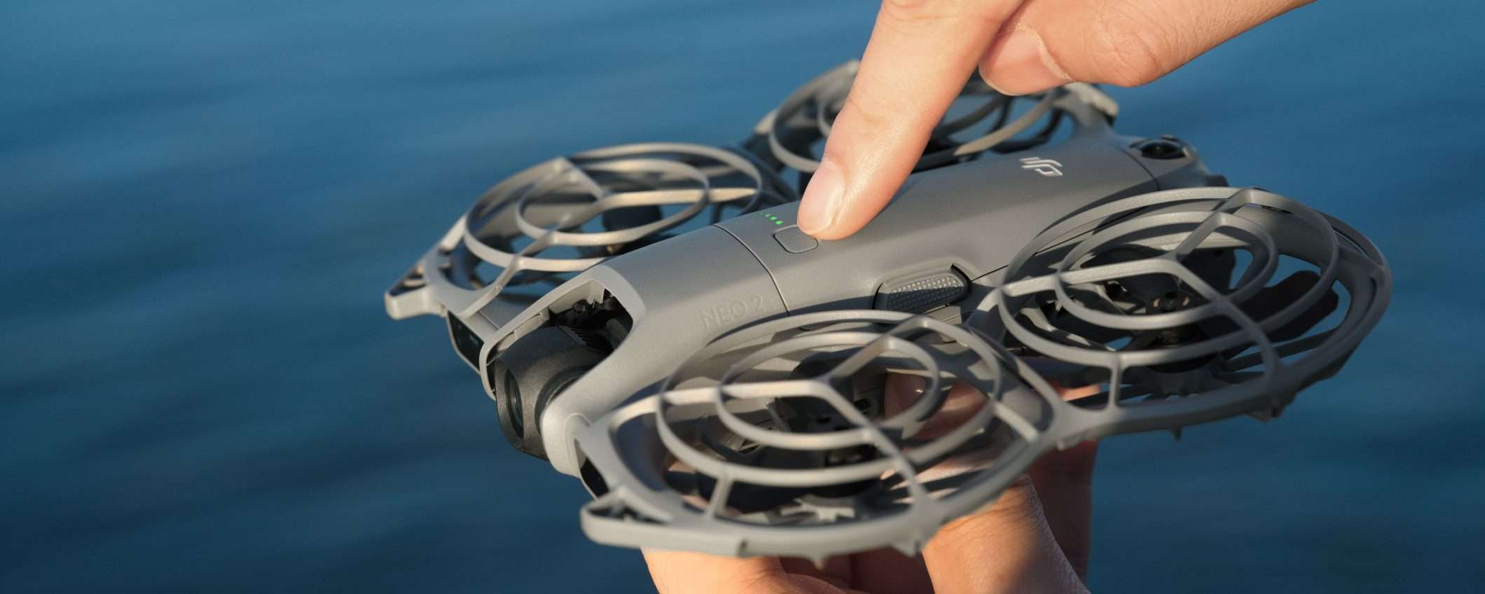 DJI Neo 2, il mini-drone che punta su gesture, tracciamento avanzato e semplicità d’uso