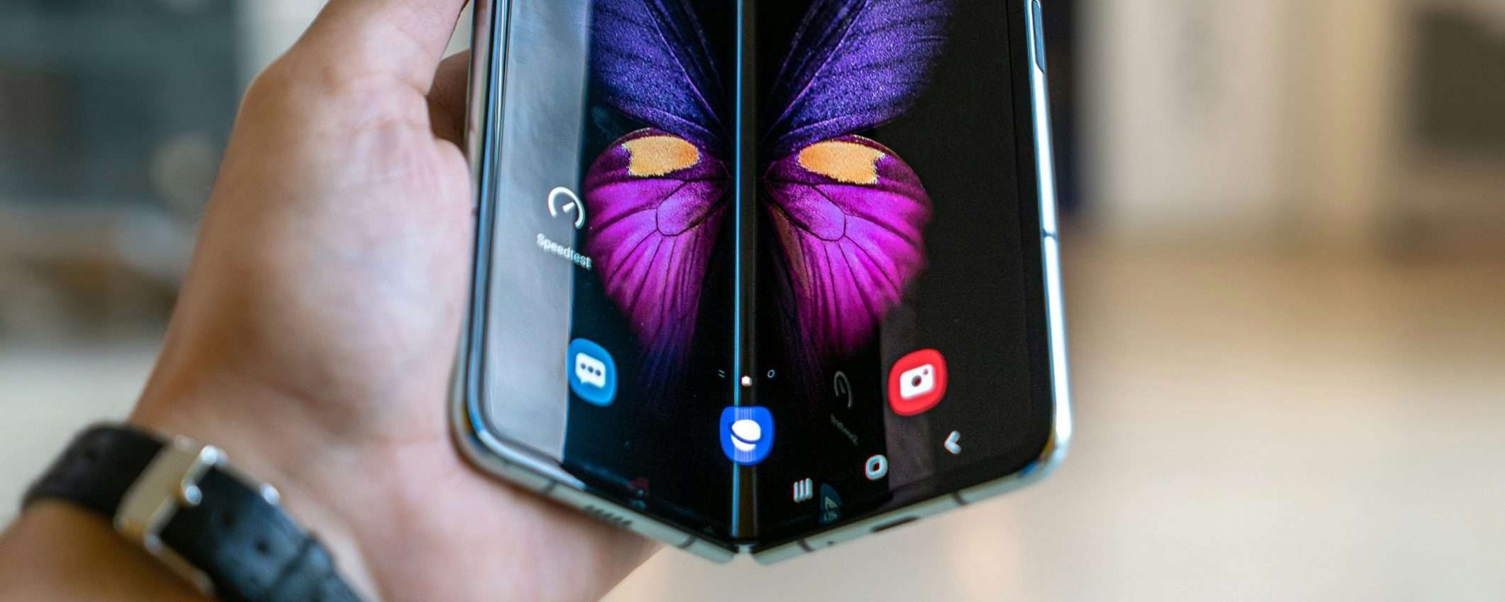 A Motorola manca uno smartphone pieghevole a libro: in arrivo nel 2026?