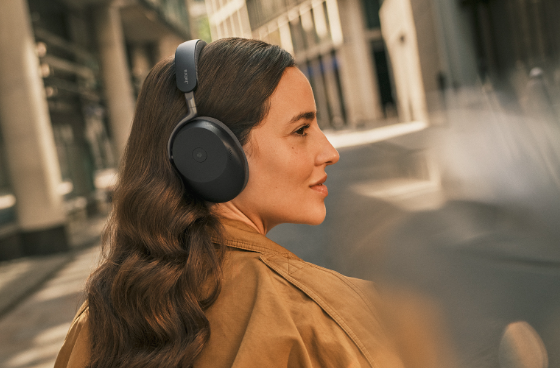 Jabra_Evolve3_lifestyle