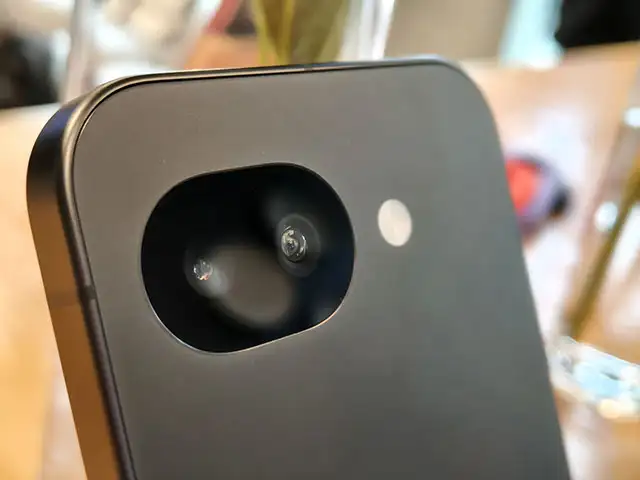 Non c'è più il camera bump: retro completamente piatto